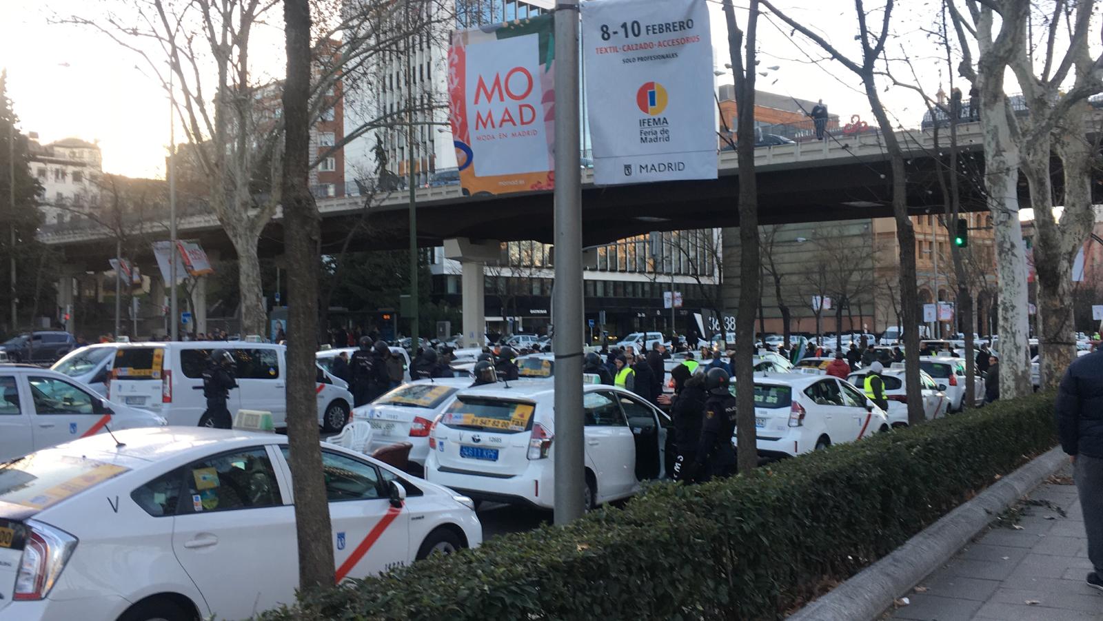 Los taxis abandonan las protestas en espera a la reunión con el Gobierno regional de Madrid Los taxis abandonan las protestas en espera a la reunión con el Gobierno regional de Madrid