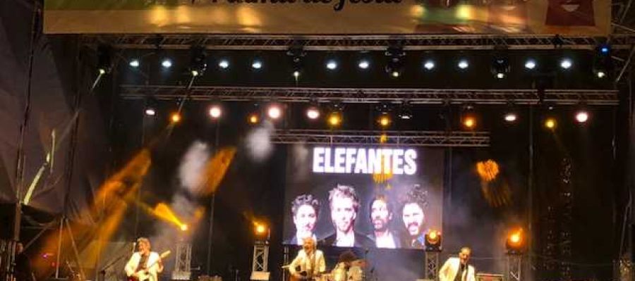 El cuarteto catalán 'Elefantes' clausura las fiestas patronales de Palma en el concierto de Europa FM en la plaza de España. El cuarteto catalán 'Elefantes' clausura las fiestas patronales de Palma en el concierto de Europa FM en la plaza de España.