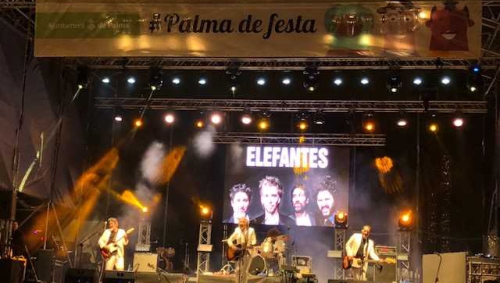 El cuarteto catalán 'Elefantes' clausura las fiestas patronales de Palma en el concierto de Europa FM en la plaza de España.