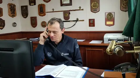 Pedro Duque atendiendo la llamada de Julia en la onda desde la cámara del comandante del Hespéride Pedro Duque atendiendo la llamada de Julia en la onda desde la cámara del comandante del Hespéride