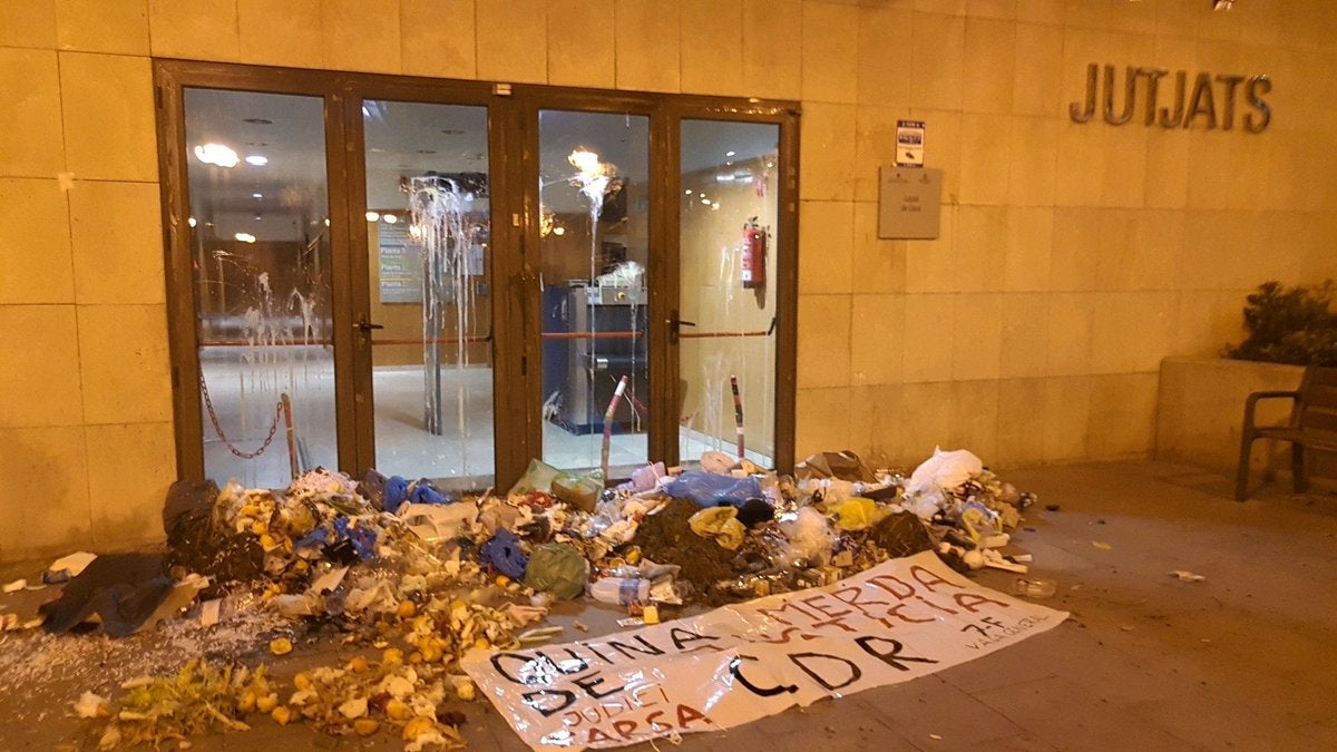 Los CDR lanzan excrementos y basura contra varios juzgados catalanes en protesta por el juicio del 'procés' Los CDR lanzan excrementos y basura contra varios juzgados catalanes en protesta por el juicio del 'procés'