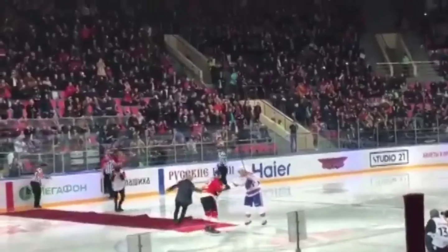 José Mourinho y su aparatosa caída en el saque de honor de un partido de hockey José Mourinho y su aparatosa caída en el saque de honor de un partido de hockey