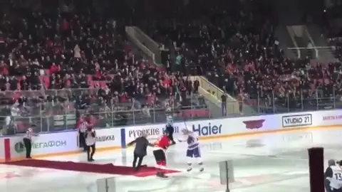 José Mourinho y su aparatosa caída en el saque de honor de un partido de hockey José Mourinho y su aparatosa caída en el saque de honor de un partido de hockey