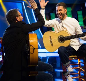 Sergio Ramos y Pablo Motos emocionan tocando 'Entre dos aguas' con la guitarra en 'El Hormiguero 3.0' Sergio Ramos y Pablo Motos emocionan tocando 'Entre dos aguas' con la guitarra en 'El Hormiguero 3.0'