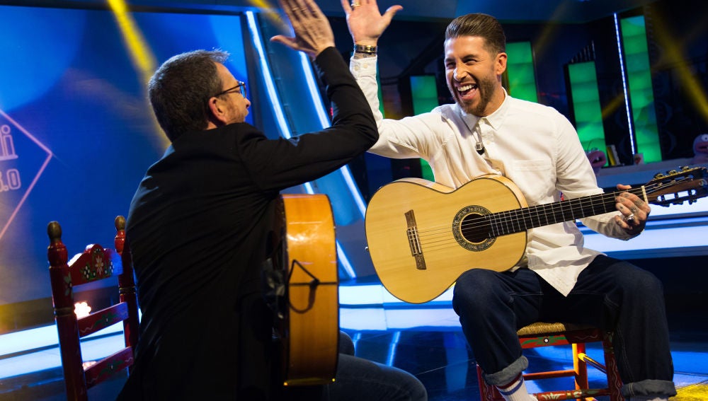 Sergio Ramos y Pablo Motos emocionan tocando 'Entre dos aguas' con la guitarra en 'El Hormiguero 3.0'
