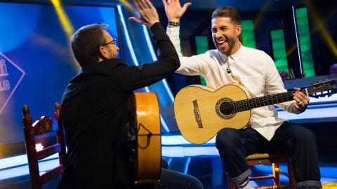 SUPER - Sergio Ramos y Pablo Motos emocionan tocando 'Entre dos aguas' con la guitarra en 'El Hormiguero 3.0'