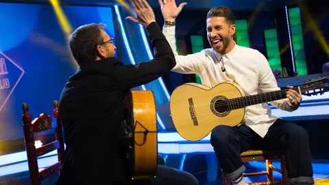 Sergio Ramos y Pablo Motos emocionan tocando 'Entre dos aguas' con la guitarra en 'El Hormiguero 3.0' SUPER - Sergio Ramos y Pablo Motos emocionan tocando 'Entre dos aguas' con la guitarra en 'El Hormiguero 3.0'