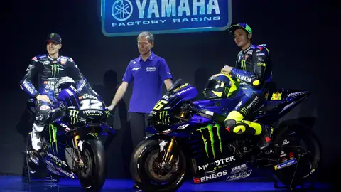 Maverick Viñales y Valentino Rossi en la presentación de la nueva Yamaha Maverick Viñales y Valentino Rossi en la presentación de la nueva Yamaha