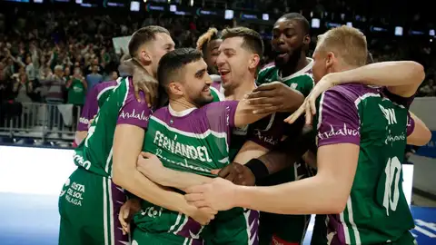 Unicaja celebra el triunfo frente al Real Madrid gracias al triple de Jaime Fernández Unicaja celebra el triunfo frente al Real Madrid gracias al triple de Jaime Fernández