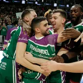 Unicaja celebra el triunfo frente al Real Madrid gracias al triple de Jaime Fernández Unicaja celebra el triunfo frente al Real Madrid gracias al triple de Jaime Fernández