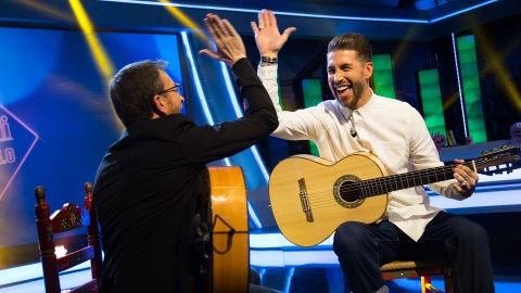 V&iacute;deo - Sergio Ramos y Pablo Motos emocionan tocando 'Entre dos aguas' con la guitarra en 'El Hormiguero 3.0'