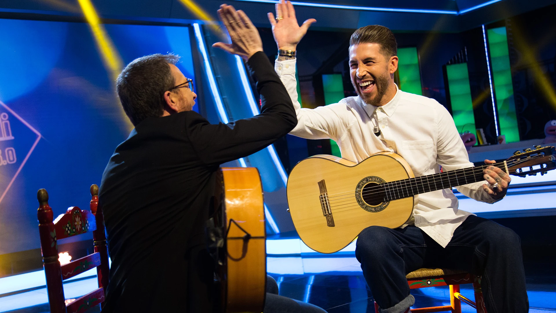 Sergio Ramos y Pablo Motos emocionan tocando 'Entre dos aguas' con la guitarra en 'El Hormiguero 3.0' Vídeo - Sergio Ramos y Pablo Motos emocionan tocando 'Entre dos aguas' con la guitarra en 'El Hormiguero 3.0'