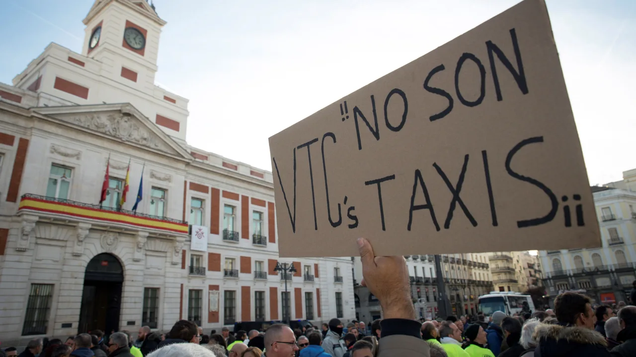 Un momento de la concentración de taxistas madrileños en la Puerta del Sol