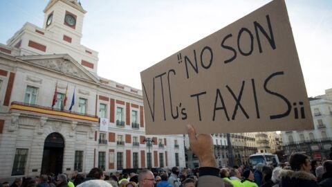 Un momento de la concentraci&oacute;n de taxistas madrile&ntilde;os en la Puerta del Sol 