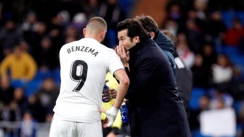 Santiago Solari conversa con Karim Benzema