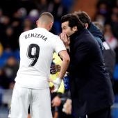 Santiago Solari conversa con Karim Benzema