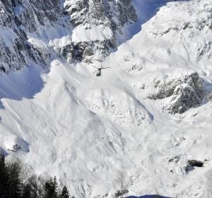 Un helicóptero participa en las labores de rescate de los esquiadores en los Alpes italianos Un helicóptero participa en las labores de rescate de los esquiadores en los Alpes italianos