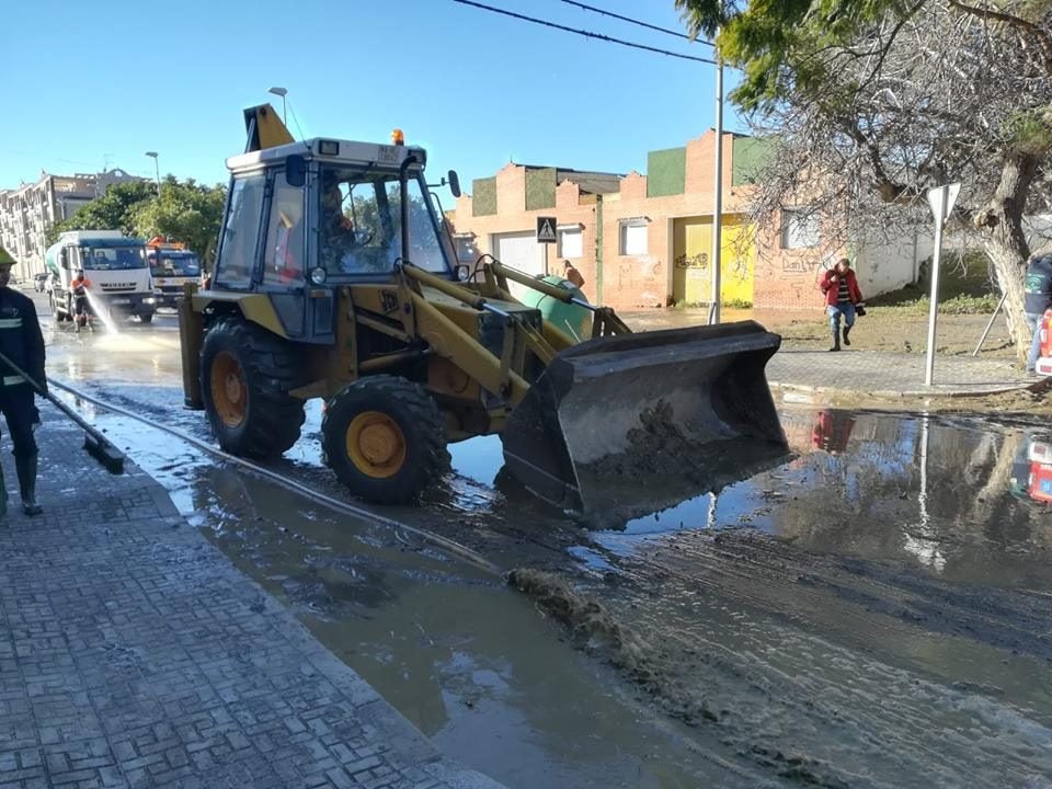 Hasta un metro de agua en algunas casas de El Trapiche, tras la rotura de la tubería del pantano de La Viñuela Hasta un metro de agua en algunas casas de El Trapiche, tras la rotura de la tubería del pantano de La Viñuela