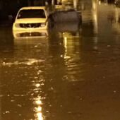 La rotura de una tubería de un pantano inunda las calles de la localidad malagueña El Trapiche 