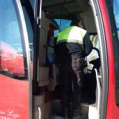 Agente de la Policía Local de Elda inspecciona un autobús