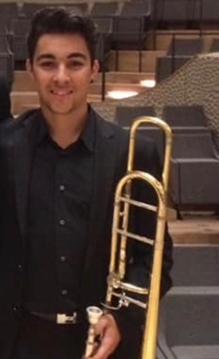 Un joven de tomelloso compone un pasodoble para Antonio López. Un joven de tomelloso compone un pasodoble para Antonio López.