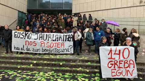 Huelga de las trabajadoras de limpieza de comisar&iacute;as y edificios judiciales de Gipuzkoa 