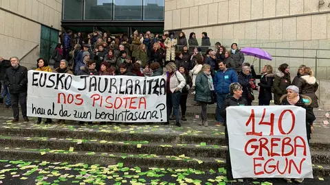 Huelga de las trabajadoras de limpieza de comisarías y edificios judiciales de Gipuzkoa Huelga de las trabajadoras de limpieza de comisarías y edificios judiciales de Gipuzkoa