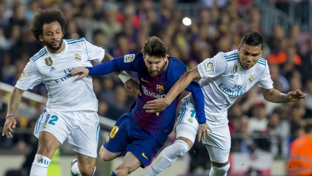 Leo Messi intenta zafarse de Casemiro y Marcelo