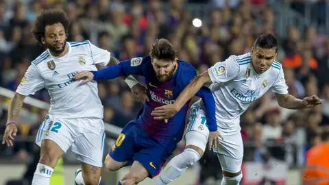 Leo Messi intenta zafarse de Casemiro y Marcelo Leo Messi intenta zafarse de Casemiro y Marcelo