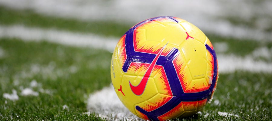 Un balón, sobre el césped durante un partido de fútbol Un balón, sobre el césped durante un partido de fútbol