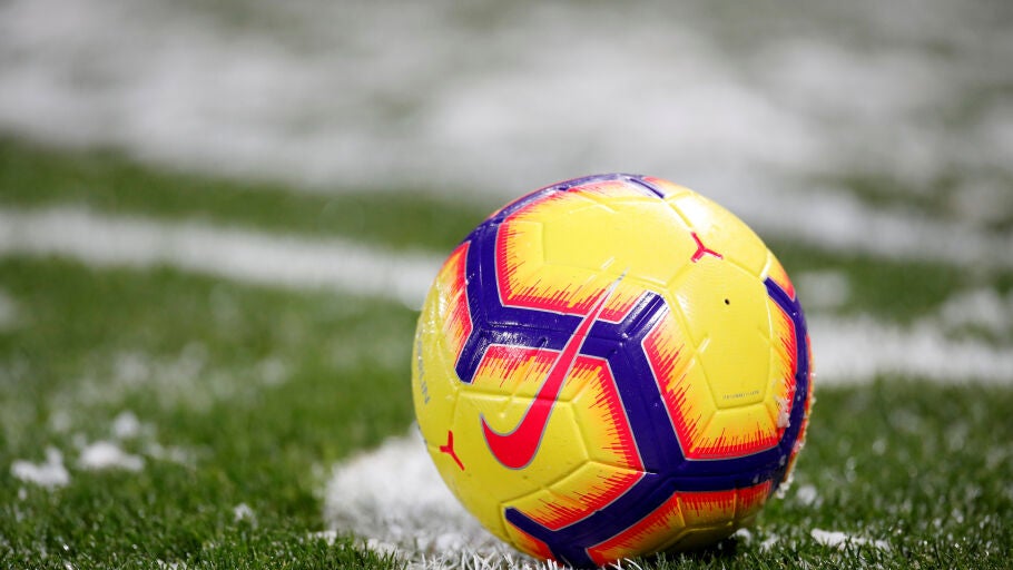 Un bal&oacute;n, sobre el c&eacute;sped durante un partido de f&uacute;tbol