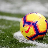 Un balón, sobre el césped durante un partido de fútbol Un balón, sobre el césped durante un partido de fútbol