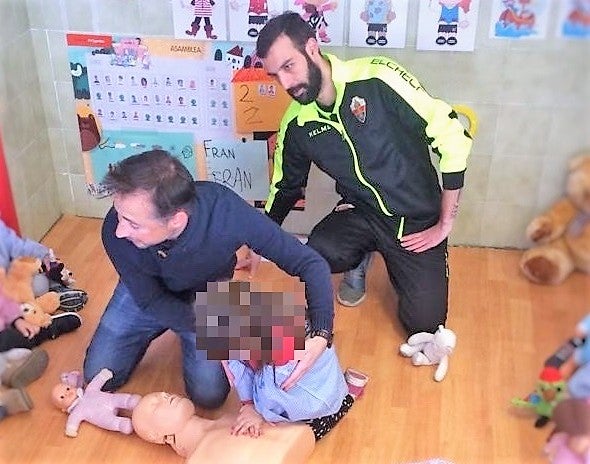Escolares de Elche aprenden a salvar vidas: los niños de hoy pueden salvar una vida mañana Escolares de Elche aprenden a salvar vidas: los niños de hoy pueden salvar una vida mañana