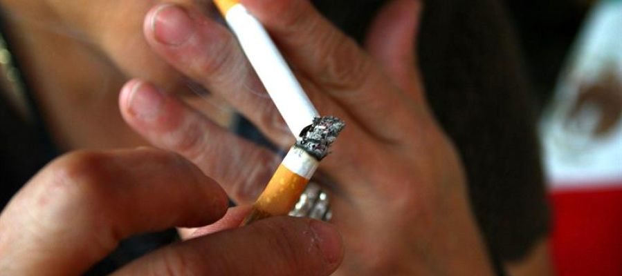 Imagen de una mujer fumando (Archivo) Imagen de una mujer fumando (Archivo)