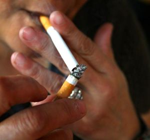 Imagen de una mujer fumando (Archivo) Imagen de una mujer fumando (Archivo)