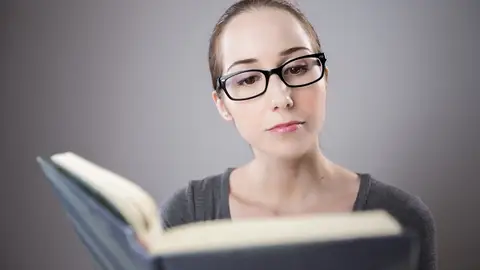Mujer leyendo Mujer leyendo