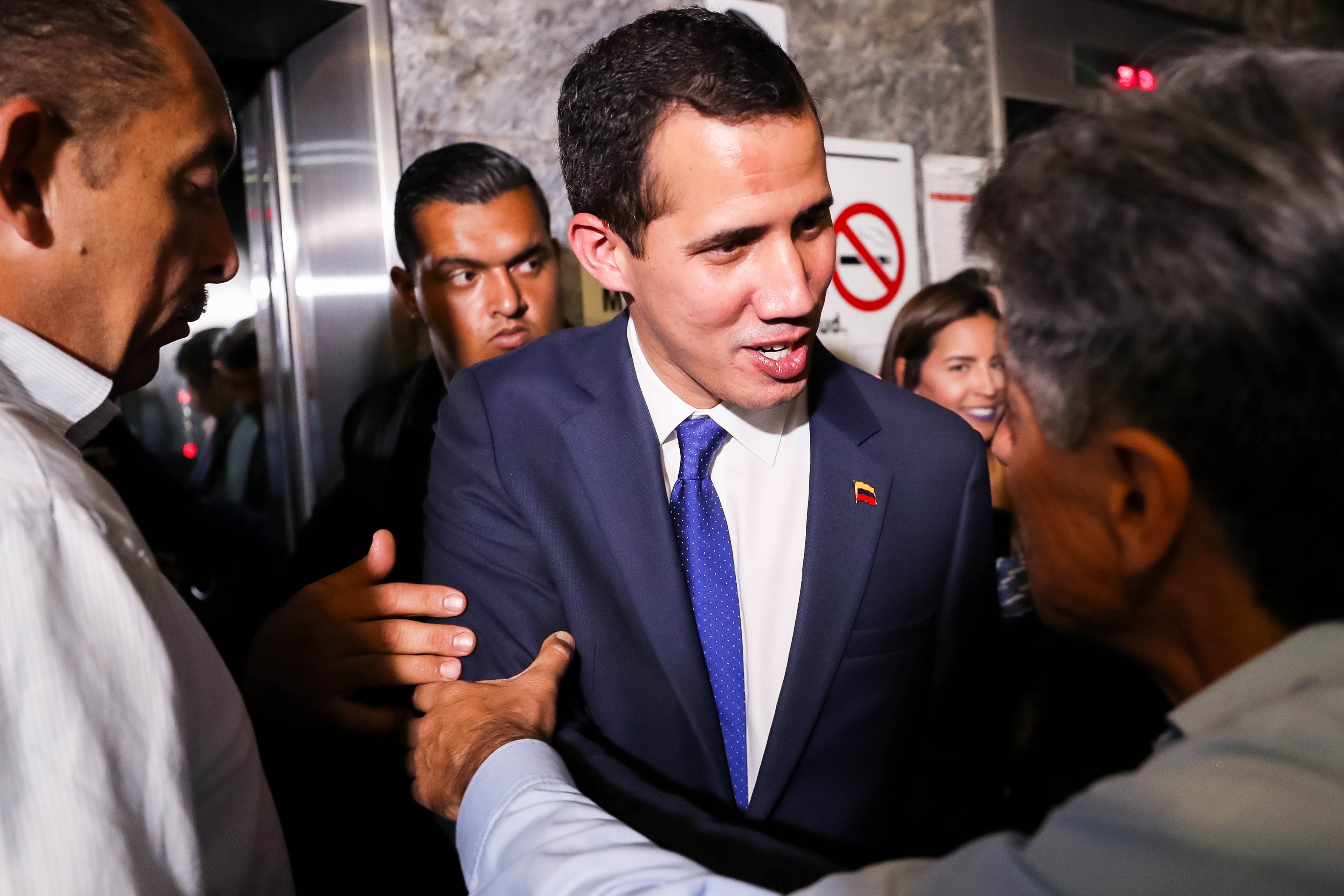 Guaidó avisa de que si siguen los bloqueos a las ayudas los venezolanos abrirán un "canal humanitario" Guaidó avisa de que si siguen los bloqueos a las ayudas los venezolanos abrirán un "canal humanitario"