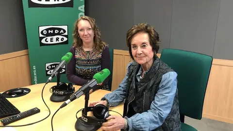 La galardoanda doctora Joana María Román en la categoría de Salud, en los estudios de Onda Cero Mallorca. VIII Premios Onda Cero Mallorca