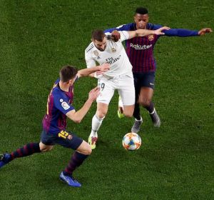 Benzema disputa un balón en el Clásico Benzema disputa un balón en el Clásico