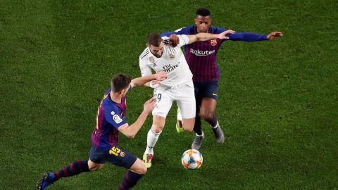 Benzema disputa un bal&oacute;n en el Cl&aacute;sico