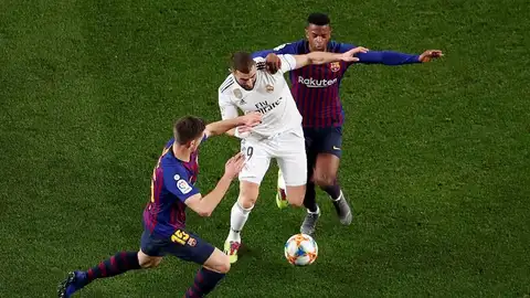 Benzema disputa un balón en el Clásico Benzema disputa un balón en el Clásico