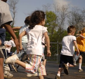 Imagen de archivo de niños corriendo en un colegio. Imagen de archivo de niños corriendo en un colegio.