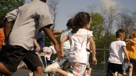 Ni&ntilde;os corriendo en el colegio (Archivo)