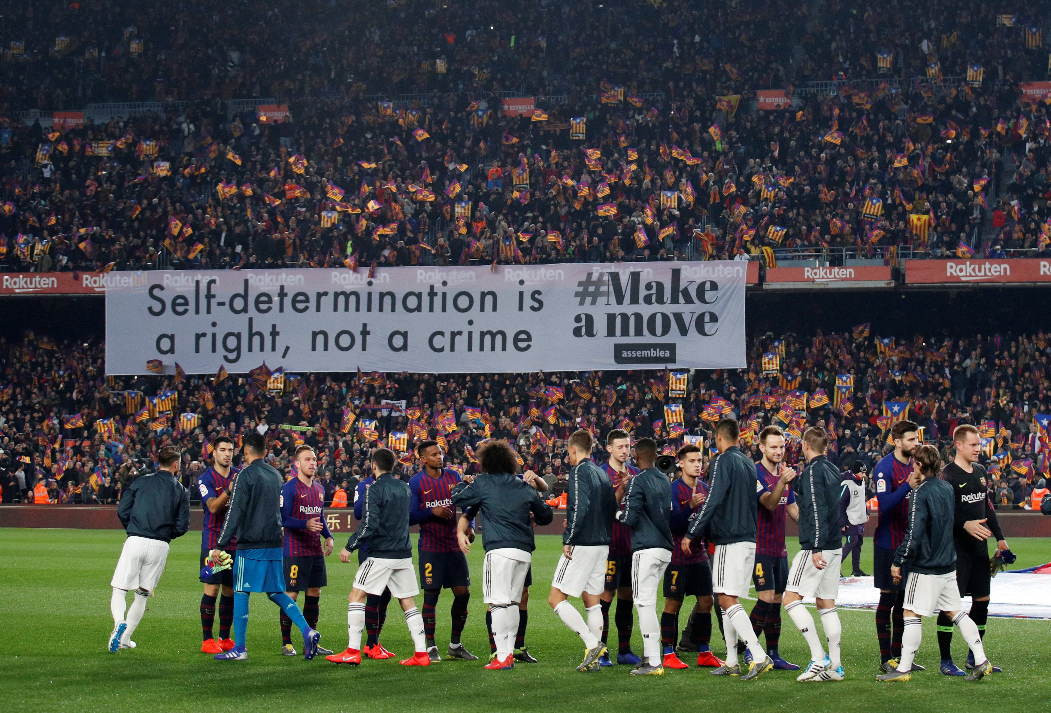 Parte de la grada del Camp Nou luce una pancarta que reclama el derecho a la autodeterminación Parte de la grada del Camp Nou luce una pancarta que reclama el derecho a la autodeterminación
