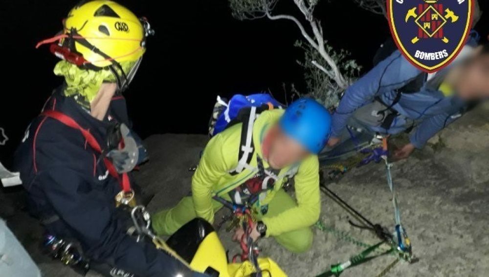Bomberos de Mallorca durante el rescate a uno de los excursionistas atrapados en Bunyola
