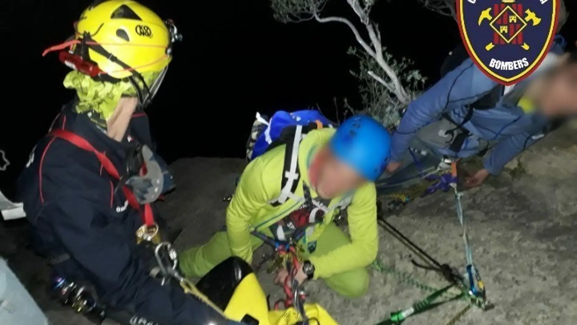 Bomberos de Mallorca durante el rescate a uno de los excursionistas atrapados en Bunyola