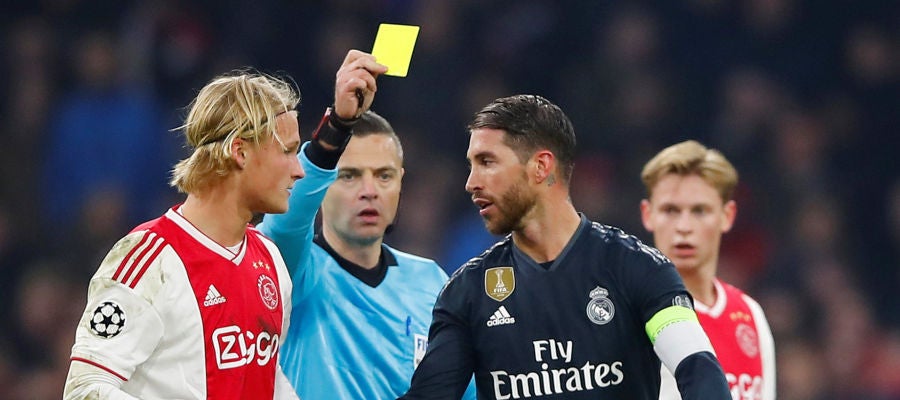 Sergio Ramos vio una amarilla ante el Ajax Sergio Ramos vio una amarilla ante el Ajax