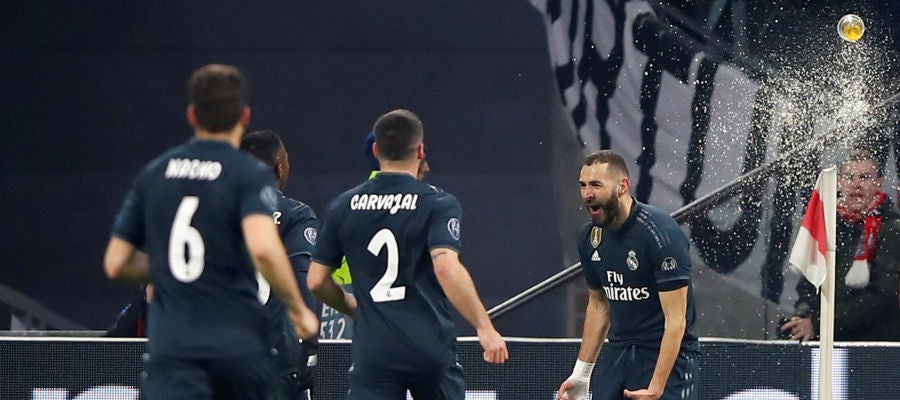 Benzema celebra su gol ante el Ajax Benzema celebra su gol ante el Ajax