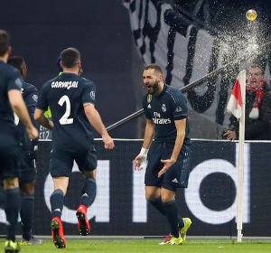Benzema celebra su gol ante el Ajax Benzema celebra su gol ante el Ajax