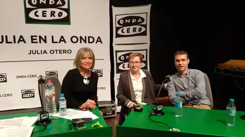 Julia Otero junto a la Dra. Montserrat Figuerola y el Dr. Daniel Ortiz Julia Otero junto a la Dra. Montserrat Figuerola y el Dr. Daniel Ortiz